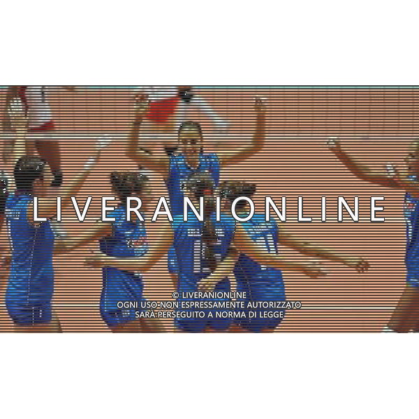 (110819) -- HONG KONG, Aug. 19, 2011 () -- ltalian players celebrate during the Group J match of the women\'s World Grand Prix Hong Kong session between Italy and Peru at Hong Kong Coliseum in Hong Kong, south China, Aug. 19, 2011. Italy won 3-0. (/Lo Ping Fai)