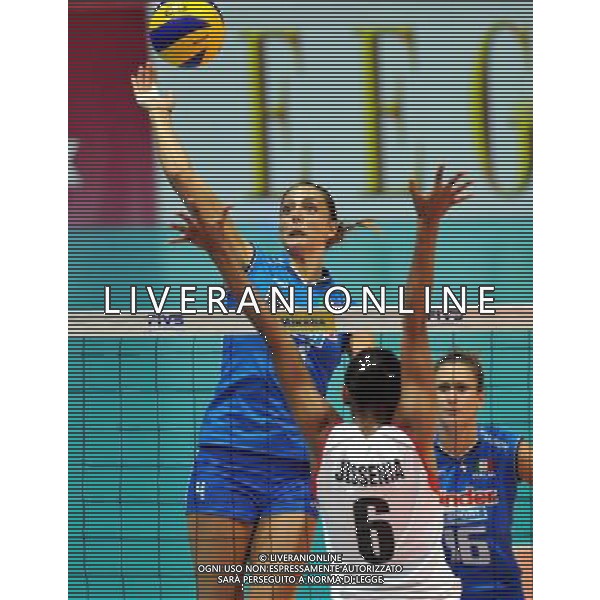 (110819) -- HONG KONG, Aug. 19, 2011 () -- Lucia Crisanti (L) of Italy spikes the ball during the Group J match of the women\'s World Grand Prix Hong Kong session between Italy and Peru at Hong Kong Coliseum in Hong Kong, south China, Aug. 19, 2011. Italy won 3-0. (/Lo Ping Fai)