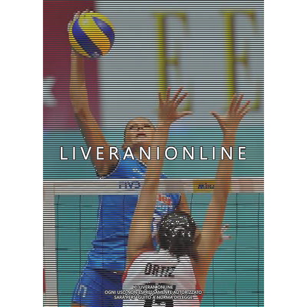 (110819) -- HONG KONG, Aug. 19, 2011 () -- Simona Gioli (back) of Italy spikes the ball during the Group J match of the women\'s World Grand Prix Hong Kong session between Italy and Peru at Hong Kong Coliseum in Hong Kong, south China, Aug. 19, 2011. Italy won 3-0. (/Lo Ping Fai)