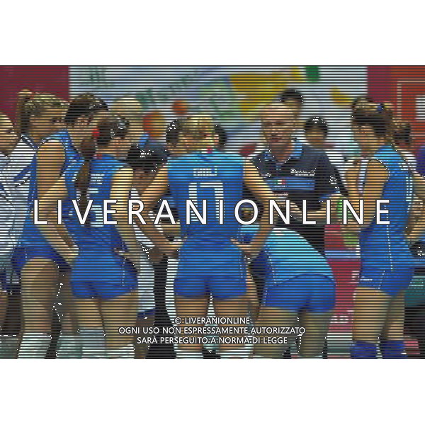 (110819) -- HONG KONG, Aug. 19, 2011 () -- Barbolini Massimo (2nd R), coach of Italy, instructs players during the Group J match of the women\'s World Grand Prix Hong Kong session between Italy and Peru at Hong Kong Coliseum in Hong Kong, south China, Aug. 19, 2011. Italy won 3-0. (/Lo Ping Fai)