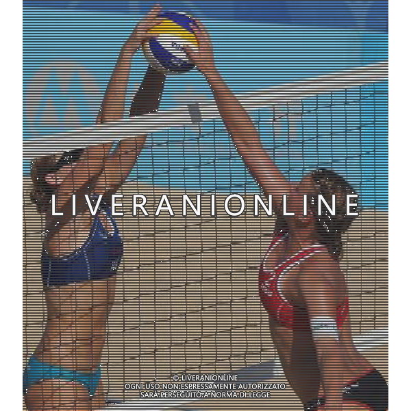 (110819) -- SHENZHEN, Aug. 19, 2011 () -- Britta Kristin Buethe (R) of Germany competes during the women\'s beach volleyball gold medal match against Heather Hughes and Emily Day of the United States at the 26th Summer Universiade in Shenzhen, a city of south China\'s Guangdong Province, Aug. 19, 2011. Karla Borger and Britta Kristin Buethe won 2-0 to claim the gold. (/Gong Lei)(lm)
