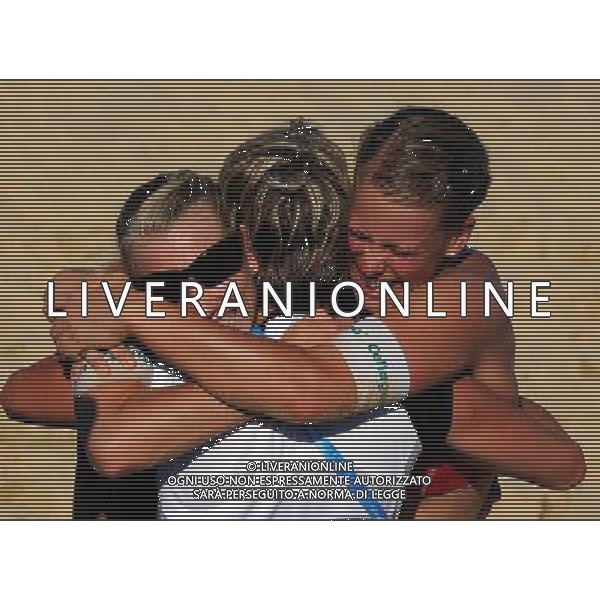 (110819) -- SHENZHEN, Aug. 19, 2011 () -- Karla Borger (L) and Britta Kristin Buethe (R) of Germany celebrate for victory with their coach after the women\'s beach volleyball gold medal match against Heather Hughes and Emily Day of the United States at the 26th Summer Universiade in Shenzhen, a city of south China\'s Guangdong Province, Aug. 19, 2011. Karla Borger and Britta Kristin Buethe won 2-0 to claim the gold. (/Gong Lei)(lm)