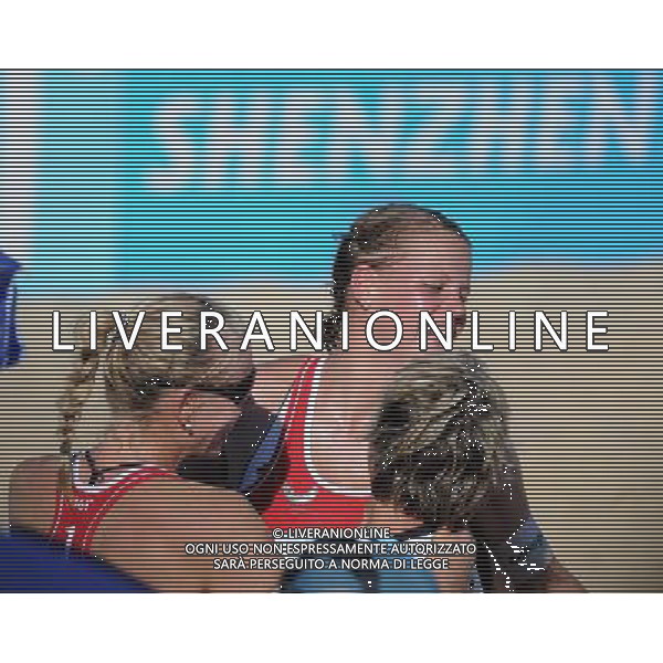 (110819) -- SHENZHEN, Aug. 19, 2011 () -- Karla Borger (L) and Britta Kristin Buethe (back R) of Germany celebrate for victory after the women\'s beach volleyball gold medal match against Heather Hughes and Emily Day of the United States at the 26th Summer Universiade in Shenzhen, a city of south China\'s Guangdong Province, Aug. 19, 2011. Karla Borger and Britta Kristin Buethe won 2-0 to claim the gold. (/Guo Yong)(lm)