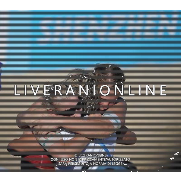 (110819) -- SHENZHEN, Aug. 19, 2011 () -- Karla Borger (L) and Britta Kristin Buethe (R) of Germany celebrate for victory after the women\'s beach volleyball gold medal match against Heather Hughes and Emily Day of the United States at the 26th Summer Universiade in Shenzhen, a city of south China\'s Guangdong Province, Aug. 19, 2011. Karla Borger and Britta Kristin Buethe won 2-0 to claim the gold. (/Guo Yong)(lm)