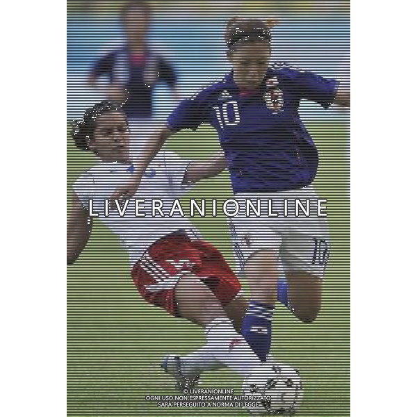 (110819) -- SHENZHEN, Aug. 19, 2011 () -- Hikari Nakade (R) of Japan competes during the women\'s football semifinal against France at the 26th Summer Universiade in Shenzhen, a city of south China\'s Guangdong Province, Aug. 19, 2011. Japan won 3-2 to enter the final. (/Wang Haofei)(lm)