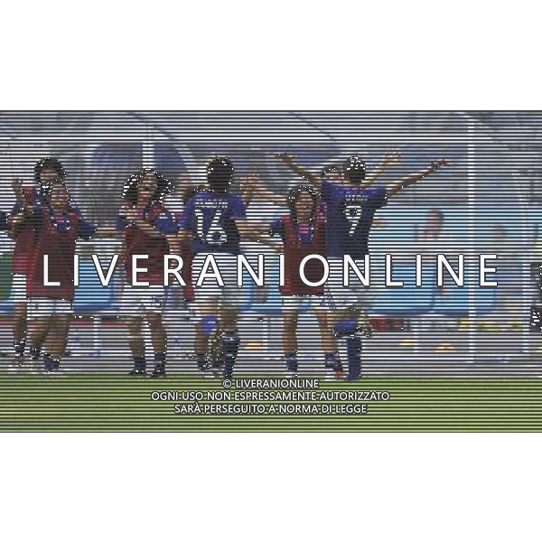 (110819) -- SHENZHEN, Aug. 19, 2011 () -- Ami Otaki (front R) of Japan celebrates for a goal with her teammates during the women\'s football semifinal against France at the 26th Summer Universiade in Shenzhen, a city of south China\'s Guangdong Province, Aug. 19, 2011. Japan won 3-2 to enter the final. (/Wang Haofei)(lm)