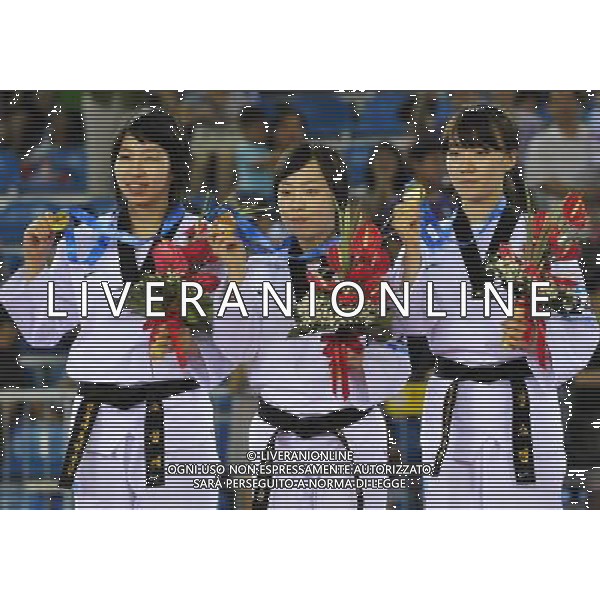 (110819) -- SHENZHEN, Aug. 19, 2011 () -- Cho Sung Yae, Kang Yu Jin and Jung Seu Min (from L to R) of South Korea pose during the awarding ceremony of the women\'s team poomsae final at the 26th Summer Universiade in Shenzhen, a city of south China\'s Guangdong Province, Aug. 19, 2011. South Korea won the gold. (/Liang Xu)(lm)