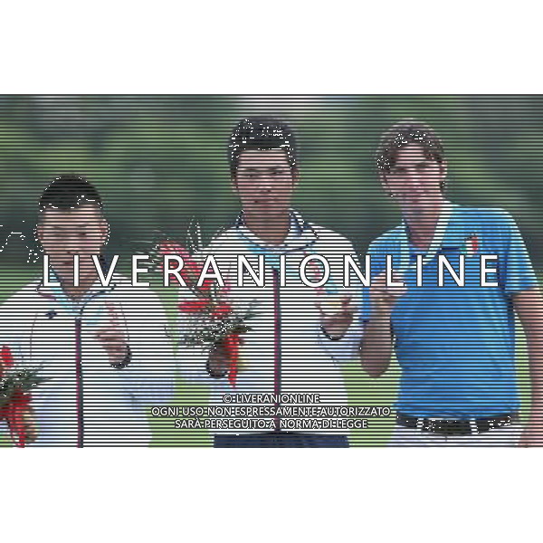 (110820) -- SHENZHEN, Aug. 20, 2011 () -- Japan\'s Matsuyama Hideki (C), Fujimoto Yoshinori (L) and Italy\'s Andrea Bolognesi pose for photos during the awarding ceremony for the men\'s individual tournament of golf event at the 26th Summer Universiade in Shenzhen, a city of south China\'s Guangdong Province, Aug. 20, 2011. Matsuyama won the gold medal with 269 stroke. Fujimoto and Bolognesi got the silver and bronze medal respectively. (/Meng Yongmin)(bxf)