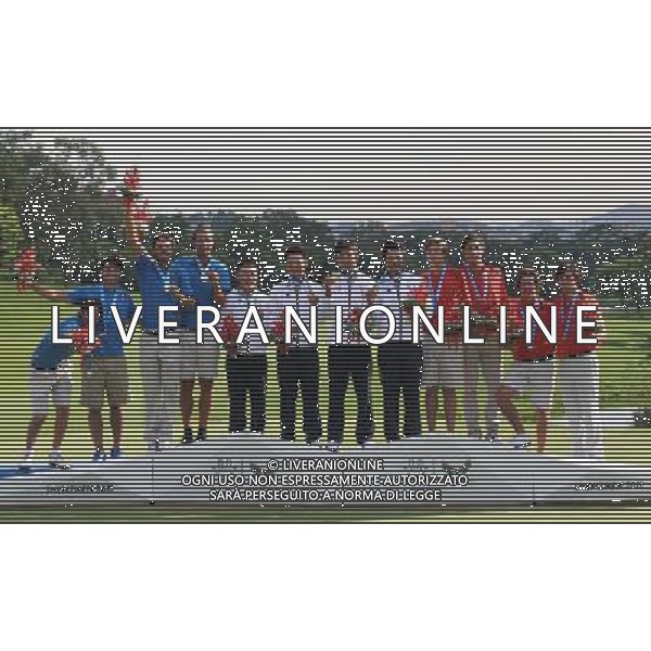 (110820) -- SHENZHEN, Aug. 20, 2011 () -- Gold medalists team of Japan (C), silver medalists team of Italy (L) and bronze medalists team of Mexico pose for photos during the awarding ceremony for the men\'s team tournament of golf event at the 26th Summer Universiade in Shenzhen, a city of south China\'s Guangdong Province, Aug. 20, 2011. Japan won the gold medal with 823 strokes. Italy and Mexico got the silver and bronze medal respectively. (/Meng Yongmin)(bxf)