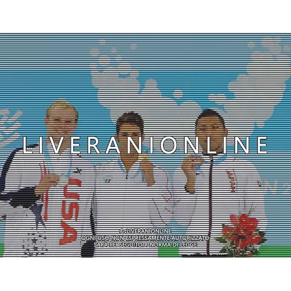 (110819) -- SHENZHEN, Aug. 19, 2011 () -- Lucio Spadaro (C) of Italy, Adam Small (L) of the U.S., Shinri Shioura of Japan pose during the awarding ceremony of the men\'s 50m freestyle of swimming at the 26th Summer Universiade in Shenzhen, a city of south China\'s Guangdong Province, Aug. 19, 2011. Lucio Spadaro won the gold with 22.30 seconds. Adam Small and Shinri Shioura won the silver and the bronze with 22.31 seconds and 22.37 seconds respectively. (/Chen Jianli)(lm)