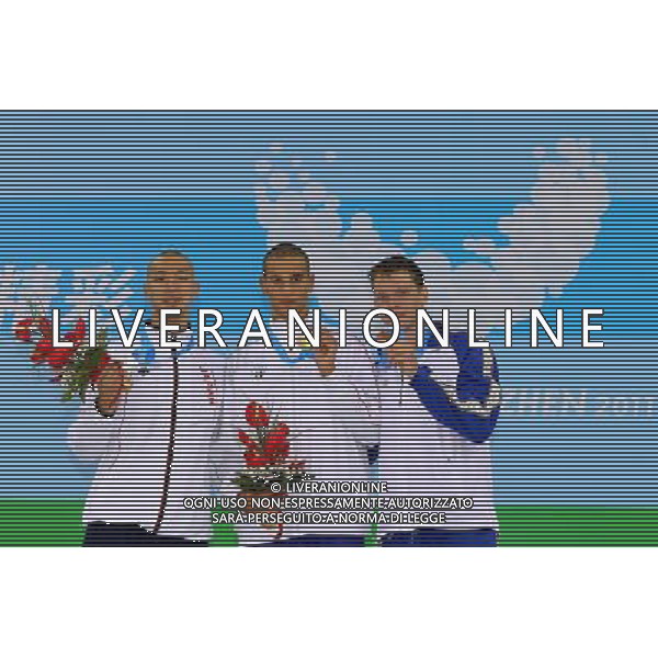 (110819) -- SHENZHEN, Aug. 19, 2011 () -- Rocco Potenza (C) of Italy, Yohsuke Miyamoto (L) of Japan and Sergii Frolov of Ukraine pose during the awarding ceremony of the men\'s 1500m freestyle at the 26th Summer Universiade in Shenzhen, a city of south China\'s Guangdong Province, Aug. 19, 2011. Rocco Potenza won the gold with 15 minutes and 0.57 seconds. Yohsuke Miyamoto and Sergii Frolov won the silver and the bronze with 15 minutes 4.86 seconds and 15 minutes 6.17 seconds respectively. (/Chen Jianli)(lm)