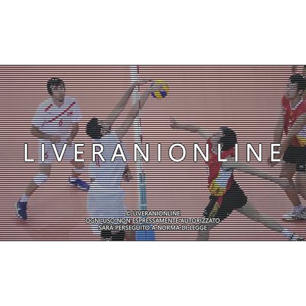 (110820) -- SHENZHEN, Aug. 20, 2011 () -- Chinese Liu Ting (2nd R) smashes during men\'s volleyball 17-20 semifinal match at the 26th Summer Universiade in Shenzhen, a city of south China\'s Guangdong Province, on Aug. 20, 2011. China lost Turkey 0-3. (/Li Ga)(wx)