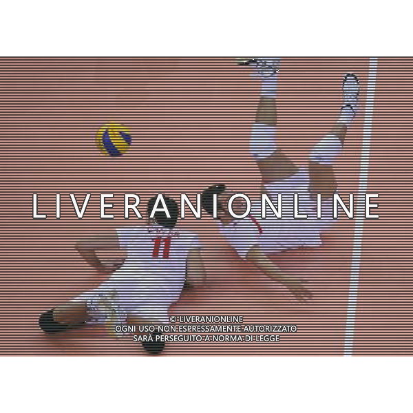 (110820) -- SHENZHEN, Aug. 20, 2011 () -- Turkish Mustafa Kavaz (R) and Rahmi Caglar Aksoy try to save the ball during men\'s volleyball 17-20 semifinal match at the 26th Summer Universiade in Shenzhen, a city of south China\'s Guangdong Province, on Aug. 20, 2011. Turkey won China 3-0. (/Li Ga)(wx)