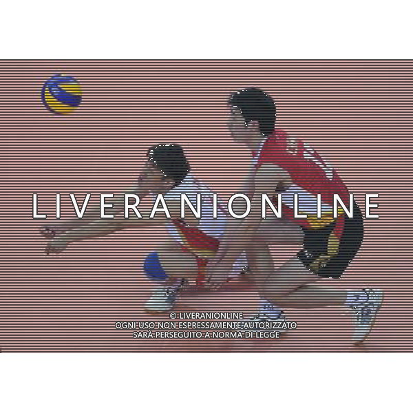 (110820) -- SHENZHEN, Aug. 20, 2011 () -- Chinese Yu Xiang (L) saves the ball during men\'s volleyball 17-20 semifinal match at the 26th Summer Universiade in Shenzhen, a city of south China\'s Guangdong Province, on Aug. 20, 2011. China lost Turkey 0-3. (/Li Ga)(wx)