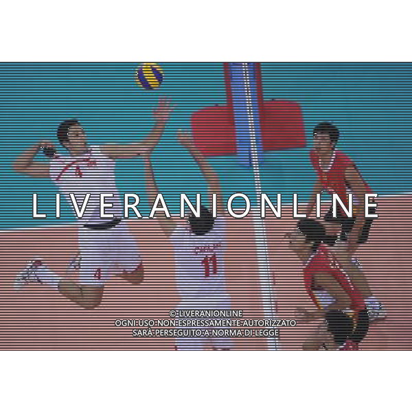 (110820) -- SHENZHEN, Aug. 20, 2011 () -- Turkish Murat Han Kisal (1st L) smashed during men\'s volleyball 17-20 semifinal match at the 26th Summer Universiade in Shenzhen, a city of south China\'s Guangdong Province, on Aug. 20, 2011. Turkey won China 3-0. (/Li Ga)(wx)