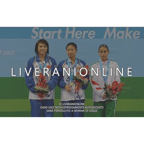(110820) -- SHENZHEN, Aug. 20, 2011 () -- China\'s He Zi (C), Wang Han (L) and Mexico\'s Paola Espinosa pose for photos during the awarding ceremony for the women\'s 3m springboard of diving event at the 26th Summer Universiade in Shenzhen, a city of south China\'s Guangdong Province, Aug. 20, 2011. He Zi won the gold medal with 384.70 ponits. Wang and Espinosa won the silver and bronze medal respectively. (/Lu Hanxin)(bxf)