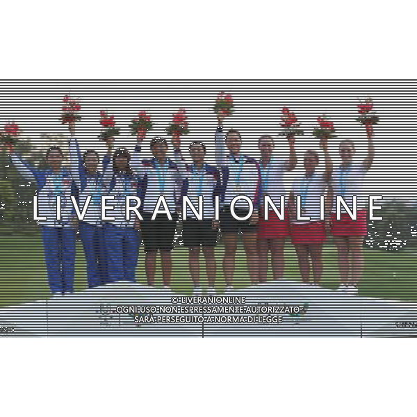 (110820) -- SHENZHEN, Aug. 20, 2011 () -- Gold medalists team of Chinese Taipei (C), silver medalists team of China (L) and bronze medalists team of US pose for photos during the awarding ceremony for the women\'s team tournament of golf event at the 26th Summer Universiade in Shenzhen, a city of south China\'s Guangdong Province, Aug. 20, 2011. Chinese Taipei won the gold medal with 558 strokes. (/Meng Yongmin)(bxf)