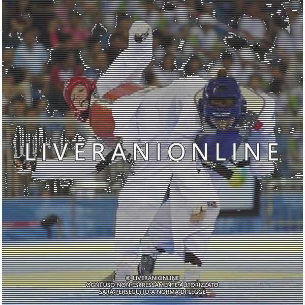 (110820) -- SHENZHEN, Aug. 20, 2011 () -- Anastasia Valueva (L) of Russia competes with Rukiye Yildirim of Turkey during the women\'s 46kg gold medal match of taekwondo event at the 26th Summer Universiade in Shenzhen, a city of south China\'s Guangdong Province, on Aug. 20, 2011. Anastasia Valueva won the match 5-4, and claimed the gold medal. (/Liang Xu)