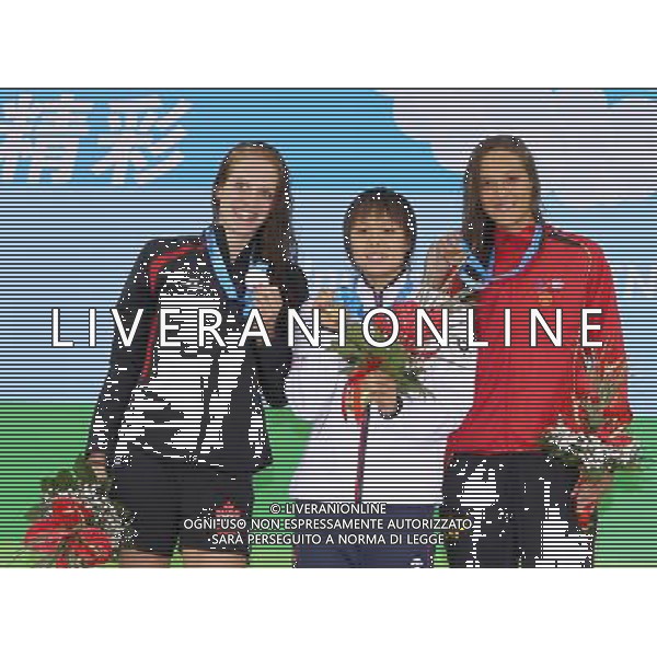 (110819) -- SHENZHEN, Aug. 19, 2011 () -- Shiho Sakai (C) of Japan, Hilary Anne Caldwell (L) of Canada and Duane Da Rocha Marce of Spain react during the awarding ceremony of the women\'s 200m backstroke swimming final at the 26th Summer Universiade in Shenzhen, a city of south China\'s Guangdong Province, Aug. 19, 2011. Shiho Sakai won the gold with 2 minute and 9.75 seconds. Hilary Anne Caldwell and Duane Da Rocha Marce won the silver and the bronze with 2 minutes 11.12 seconds and 2 minutes and 11.24 seconds respectively. (/Chen Jianli)(lm)