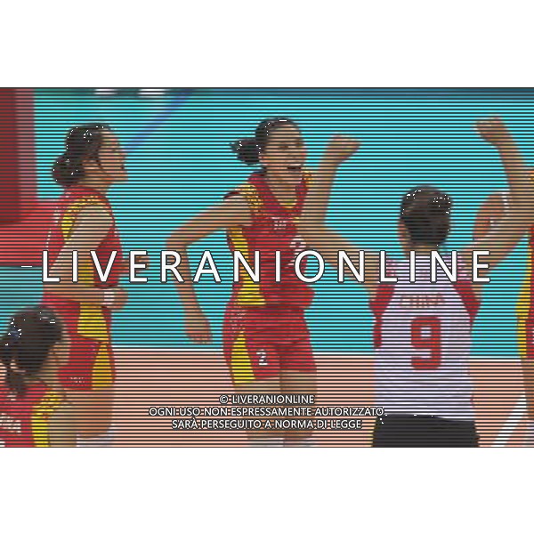 (110819) -- SHENZHEN, Aug. 19, 2011 () -- Players of China celebrate for victory after winning the women\'s volleyball semifinal against Russia at the 26th Summer Universiade in Shenzhen, a city of south China\'s Guangdong Province, Aug. 19, 2011. China won 3-0 to enter the final. (/Meng Yongmin)(lm)