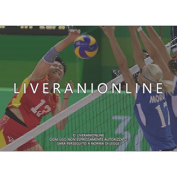 (110819) -- SHENZHEN, Aug. 19, 2011 () -- Chen Yina (L) of China spikes the ball during the women\'s volleyball semifinal against Russia at the 26th Summer Universiade in Shenzhen, a city of south China\'s Guangdong Province, Aug. 19, 2011. China won 3-0 to enter the final. (/Meng Yongmin)(lm)