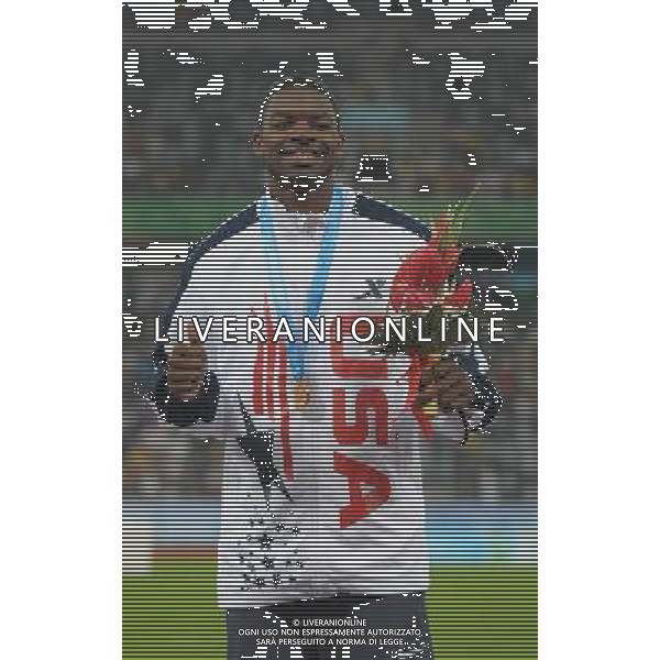 (110819) -- SHENZHEN, Aug. 19, 2011 () -- Jeshua Anderson of the United States celebrates at the awarding ceremony of the men\'s 400m hurdles of athletics event at the 26th Summer Universiade in Shenzhen, a city of south China\'s Guangdong Province, on Aug. 19, 2011. Jeshua Anderson claimed the gold medal with a time of 49.03 seconds. (/Lui Siu Wai)
