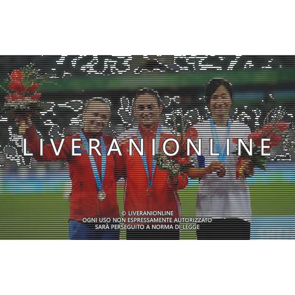 (110819) -- SHENZHEN, Aug. 19, 2011 () -- Gold medalist Binnaz Uslu of Turkey (C), silver medalist Ludmin Kuzmina of Russia (L), and bronze medalist JinYuan of China pose during the awarding ceremony of women\'s 3000m steeplechase of athletics event at the 26th Summer Universiade in Shenzhen, a city of south China\'s Guangdong Province, on Aug. 19, 2011. (/Lin Yiguang)