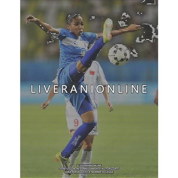 (110819) -- SHENZHEN, Aug. 19, 2011 () -- Giovanna Oliveira (front) of Brazil competes during the women\'s football semifinal against China at the 26th Summer Universiade in Shenzhen, a city of south China\'s Guangdong Province, Aug. 19, 2011. Brazil lost 3-4 on a penalty shoot-out, after a 1-1 draw. (/Wang Haofei)(lm)