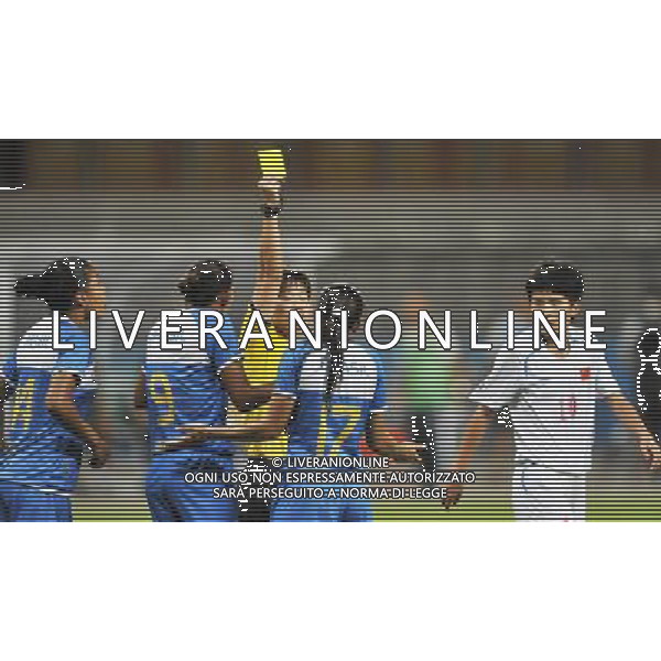(110819) -- SHENZHEN, Aug. 19, 2011 () -- Marcela Leandro (2nd R) of Brazil gets a yellow card during the women\'s football semifinal against China at the 26th Summer Universiade in Shenzhen, a city of south China\'s Guangdong Province, Aug. 19, 2011. Brazil lost 3-4 on a penalty shoot-out, after a 1-1 draw. (/Wang Haofei)(lm)