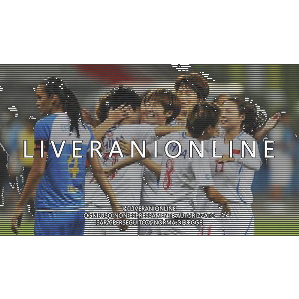 (110819) -- SHENZHEN, Aug. 19, 2011 () -- Players of China celebrate for victory after the women\'s football semifinal against Brazil at the 26th Summer Universiade in Shenzhen, a city of south China\'s Guangdong Province, Aug. 19, 2011. China won 4-3 on a penalty shoot-out, after a 1-1 draw. (/Wang Haofei)(lm)