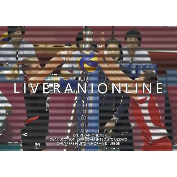 (110820) -- HONG KONG, Aug. 20, 2011 () -- Heike Beier (L) of Germany vies against Elena Keldibekova of Peru during the Group J match of the women\'s World Grand Prix Hong Kong session between Germany and Peru in Hong Kong, south China, Aug. 20, 2011. Germany won 3-1. (/Lo Ping Fai)