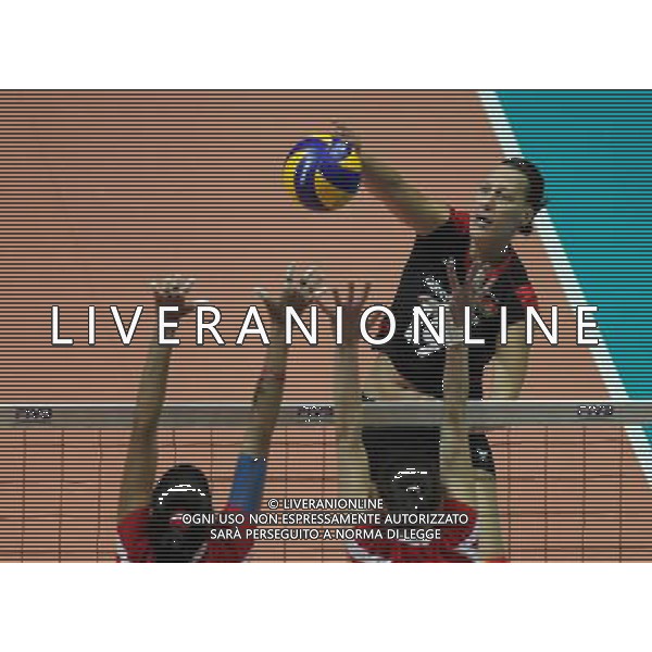 (110820) -- HONG KONG, Aug. 20, 2011 () -- Regina Burchardt (R) of Germany spikes the ball during the Group J match of the women\'s World Grand Prix Hong Kong session between Germany and Peru in Hong Kong, south China, Aug. 20, 2011. Germany won 3-1. (/Li Qiuchan)