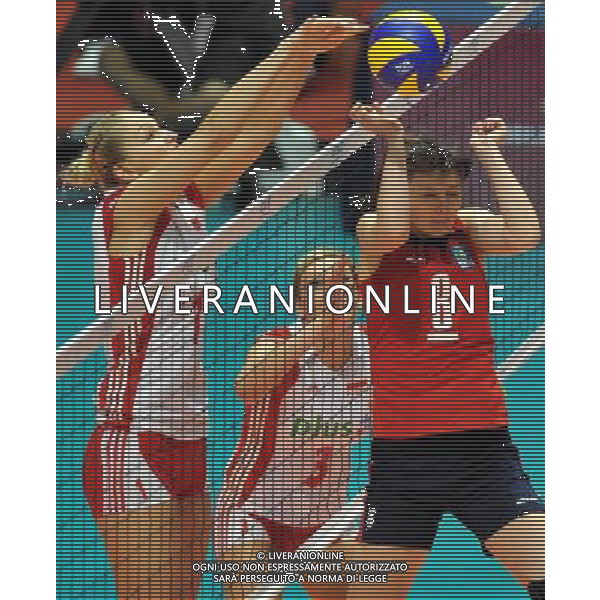 (110819) -- HONG KONG, Aug. 19, 2011 () -- Natalia Bamber-Laskowska (L) of Poland blocks the ball during the Group I match of the women\'s World Grand Prix Hong Kong session between Poland and Kazakhstan in Hong Kong, south China, Aug. 19, 2011. Poland won 3-0. (/Lo Ping Fai)(bxf)