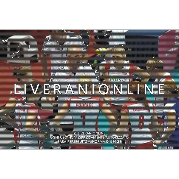 (110819) -- HONG KONG, Aug. 19, 2011 () -- Swiderek Alojzy (C, back), coach of Poland, instructs players during the Group I match of the women\'s World Grand Prix Hong Kong session between Poland and Kazakhstan in Hong Kong, south China, Aug. 19, 2011. Poland won 3-0. (/Lo Ping Fai)(bxf)