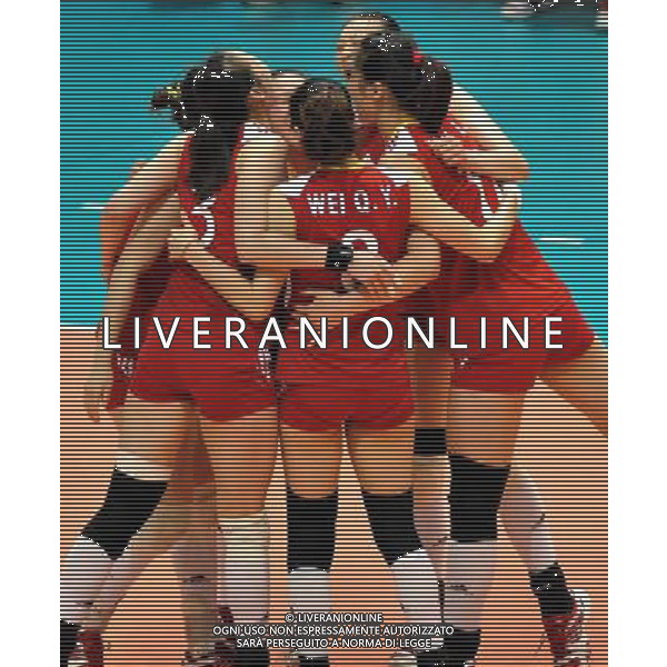 (110819) -- HONG KONG, Aug. 19, 2011 () -- Chinese women\'s volleyball players hug for winning the first set during the Group I match of the women\'s World Grand Prix Hong Kong session between China and Dominica at Hong Kong Coliseum in Hong Kong, south China, Aug. 19, 2011. China won 3-0. (/Lo Ping Fai)