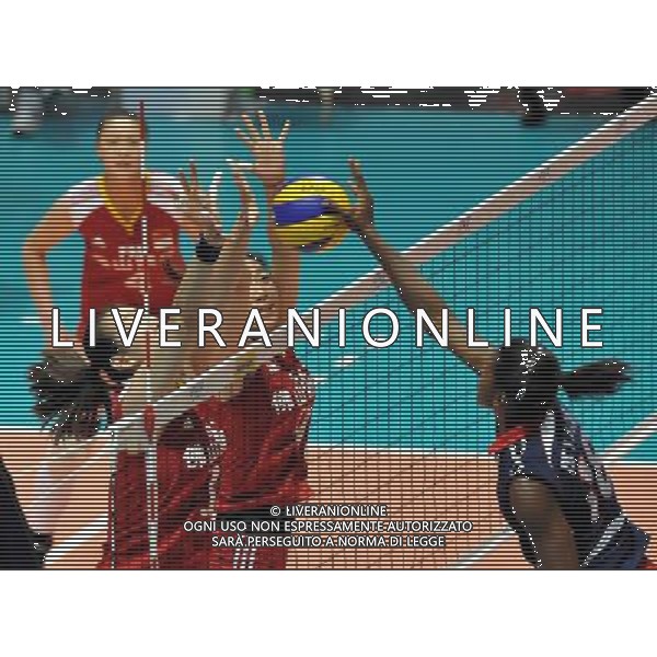 (110819) -- HONG KONG, Aug. 19, 2011 () -- Yang Junjing (C) and Yang Jie (L) of China block the ball during the Group I match of the women\'s World Grand Prix Hong Kong session between China and Dominica at Hong Kong Coliseum in Hong Kong, south China, Aug. 19, 2011. China won 3-0. (/Lo Ping Fai)