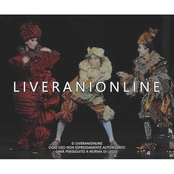 (110820) -- HARBIN, Aug. 20, 2011 () -- \'Gingerbread man\' (C) performs during the debut of musical play \'the Gingerbread Man\' in Harbin Drama Theater in Harbin, capital of northeast China\'s Heilongjiang Province, Aug. 20, 2011. \'The Gingerbread Man\', a well-known musical play for children created by English playwright David Wood, was staged here on Saturday. (/Wang Song) (xzj)