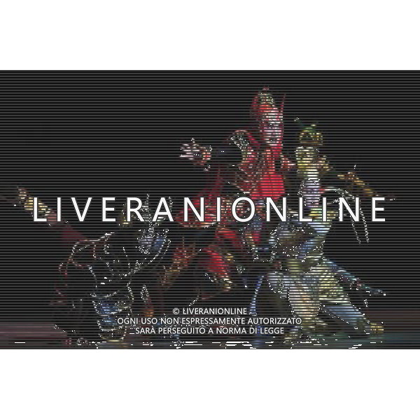 (110820) -- HANGZHOU, Aug. 20, 2011 () -- Artists perform in musical play \'Golden Phoenix\' in Hangzhou, capital of east China\'s Zhejiang Province, late Aug. 19, 2011. The musical play was adapted from a local folk tale by a Japanese playwright, reflecting people\'s pursuit of peace. Actors and actress from China and Japan participated in the performance. (/Li Zhong) (xzj)