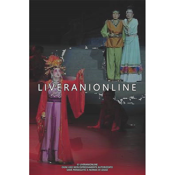 (110820) -- HANGZHOU, Aug. 20, 2011 () -- Artists perform in musical play \'Golden Phoenix\' in Hangzhou, capital of east China\'s Zhejiang Province, late Aug. 19, 2011. The musical play was adapted from a local folk tale by a Japanese playwright, reflecting people\'s pursuit of peace. Actors and actress from China and Japan participated in the performance. (/Li Zhong) (xzj)