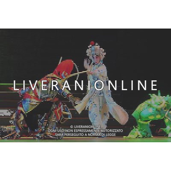 (110820) -- HANGZHOU, Aug. 20, 2011 () -- Artists perform in musical play \'Golden Phoenix\' in Hangzhou, capital of east China\'s Zhejiang Province, late Aug. 19, 2011. The musical play was adapted from a local folk tale by a Japanese playwright, reflecting people\'s pursuit of peace. Actors and actress from China and Japan participated in the performance. (/Li Zhong) (xzj)