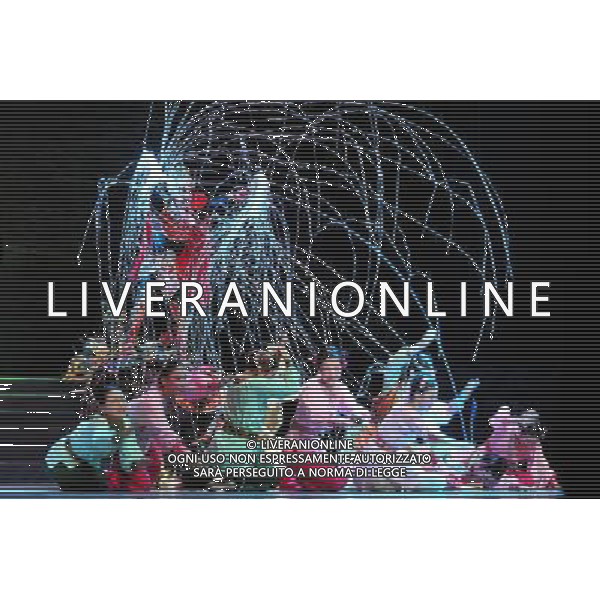 (110820) -- HANGZHOU, Aug. 20, 2011 () -- Artists perform in musical play \'Golden Phoenix\' in Hangzhou, capital of east China\'s Zhejiang Province, late Aug. 19, 2011. The musical play was adapted from a local folk tale by a Japanese playwright, reflecting people\'s pursuit of peace. Actors and actress from China and Japan participated in the performance. (/Li Zhong) (xzj)