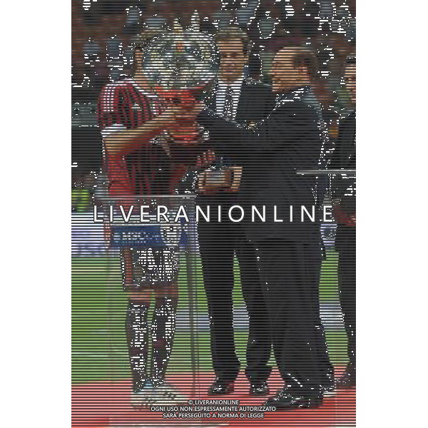 Trofeo Luigi Berlusconi Milano 21-08-2011 Milan - Juventus nella foto: il presidente Silvio Berlusconi con Massimo Ambrosini (Milan) e l\'allenatore Massimiliano Allegri sul palco delle premiazioni foto Roberto Garavaglia - ag. Aldo Liverani sas