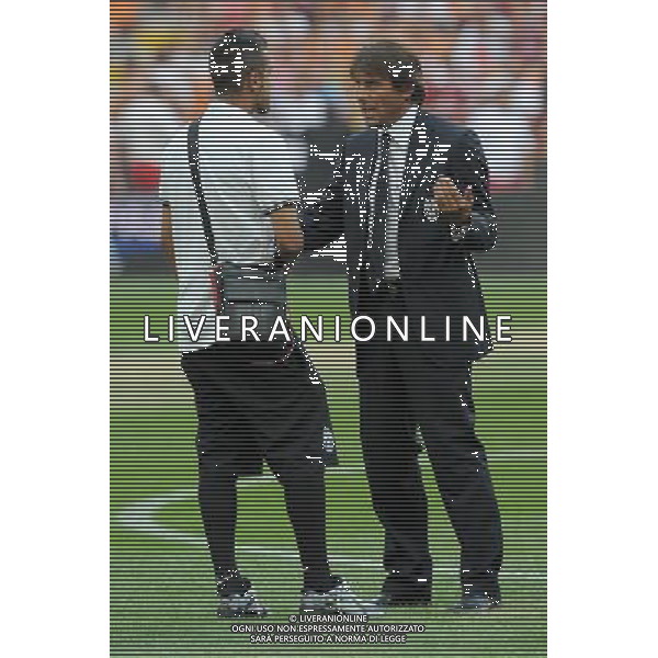 Trofeo Luigi Berlusconi Milano 21-08-2011 Milan - Juventus nella foto: Antonio Conte allenatore della Juventus a DX e Arturo Vidal (Juventus) foto Roberto Garavaglia - ag. Aldo Liverani sas