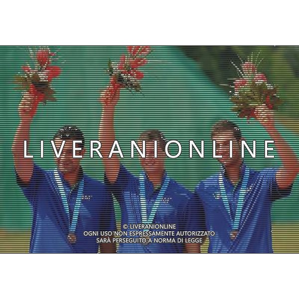 (110822) -- SHENZHEN, Aug. 22, 2011 () -- Bronze medalists Italy\'s team react during the awarding ceremony of men\'s double trap team event of shotgun at the 26th Summer Universiade in Shenzhen, a city of south China\'s Guangdong Province, on Aug. 22, 2011. Italian team won the bronze with a total score of 420. (/Lin Yiguang)(wx)