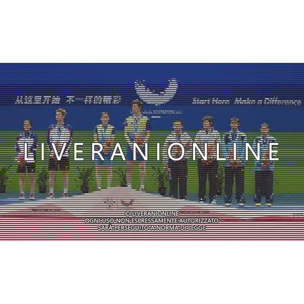 (110822) -- SHENZHEN, Aug. 22, 2011 () -- Gold medalists Shin Baek Cheol (4th L) and Eom Hye Won (3rd L) of South Korea, silver medalists Lee Shengmu (2nd L) and Hsieh Peichen (1st L) of Chinese Taipei, bronze medalists Ricky Widianto (4th R) and Shendy Puspa Irawati (3rd R) of Indonesia and Savitree Amitrapai (1st R) and Maneepong Jongjit (2nd R) of Thailand react during the awarding ceremony of mixed doubles match of badminton at the 26th Summer Universiade in Shenzhen, a city of south China\'s Guangdong Province, on Aug. 22, 2011. (/Lui Sui Wai)(wx)