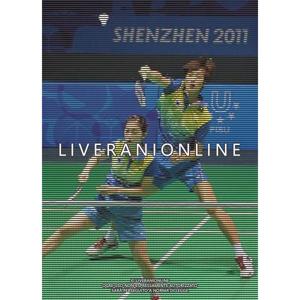 (110822) -- SHENZHEN, Aug. 22, 2011 () -- Shin Baek Cheol (R) of South Korea returns the shuttle during mixed doubles match of badminton at the 26th Summer Universiade in Shenzhen, a city of south China\'s Guangdong Province, on Aug. 22, 2011. Shin Baek Cheol/Eom Hye Won of South Korea won Lee Shengmu/Hsieh Peichen of Chinese Taipei 2-1 to win the gold medal. (/Wang Song)(wx)