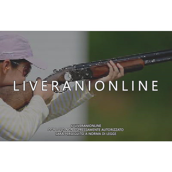(110822) -- SHENZHEN, Aug. 22, 2011 () -- Yang Xiaohui of China shoots during women\'s double trap event of shotgun at the 26th Summer Universiade in Shenzhen, a city of south China\'s Guangdong Province, on Aug. 22, 2011. Yang Xiaohui won the gold medal with a total score of 101. (/Lin Yiguang)(wx)