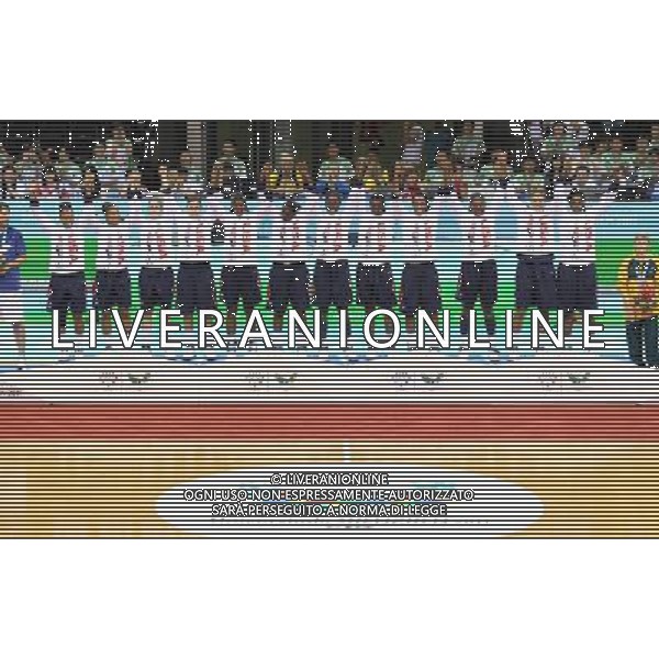 (110821) -- SHENZHEN, Aug. 21, 2011 () -- The team members of the United States greet the spectators during the awarding ceremony of the women\'s basketball event at the 26th Summer Universiade in Shenzhen, a city of south China\'s Guangdong Province, on Aug. 21, 2011. The United States claimed the title of the event. (/Meng Yongmin)