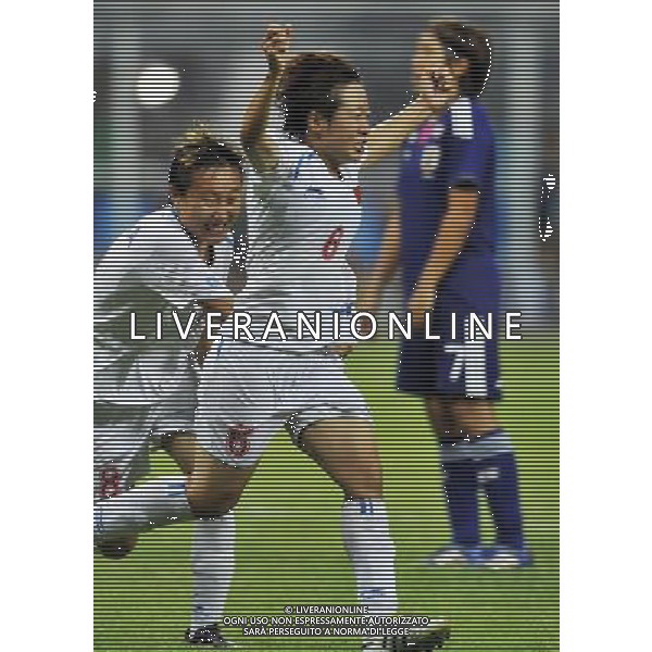 (110821) -- SHENZHEN, Aug. 21, 2011 () -- Fan Tingting (C) of China celebrates scoring with her teammate Wang Chen during the women\'s soccer final against Japan at the 26th Summer Universiade in Shenzhen, a city of south China\'s Guangdong Province, on Aug. 21, 2011. China claimed the title by defeating Japan with 2-1. (/Wang Haofei)(wll)
