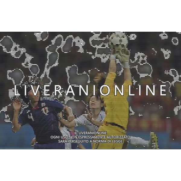 (110821) -- SHENZHEN, Aug. 21, 2011 () -- Japan\'s goalie Ikeda Sakiko saves as her teammate Usui Rie look on her during the women\'s soccer final against China at the 26th Summer Universiade in Shenzhen, a city of south China\'s Guangdong Province, on Aug. 21, 2011. China claimed the title by defeating Japan with 2-1. (/Wang Haofei)(wll)